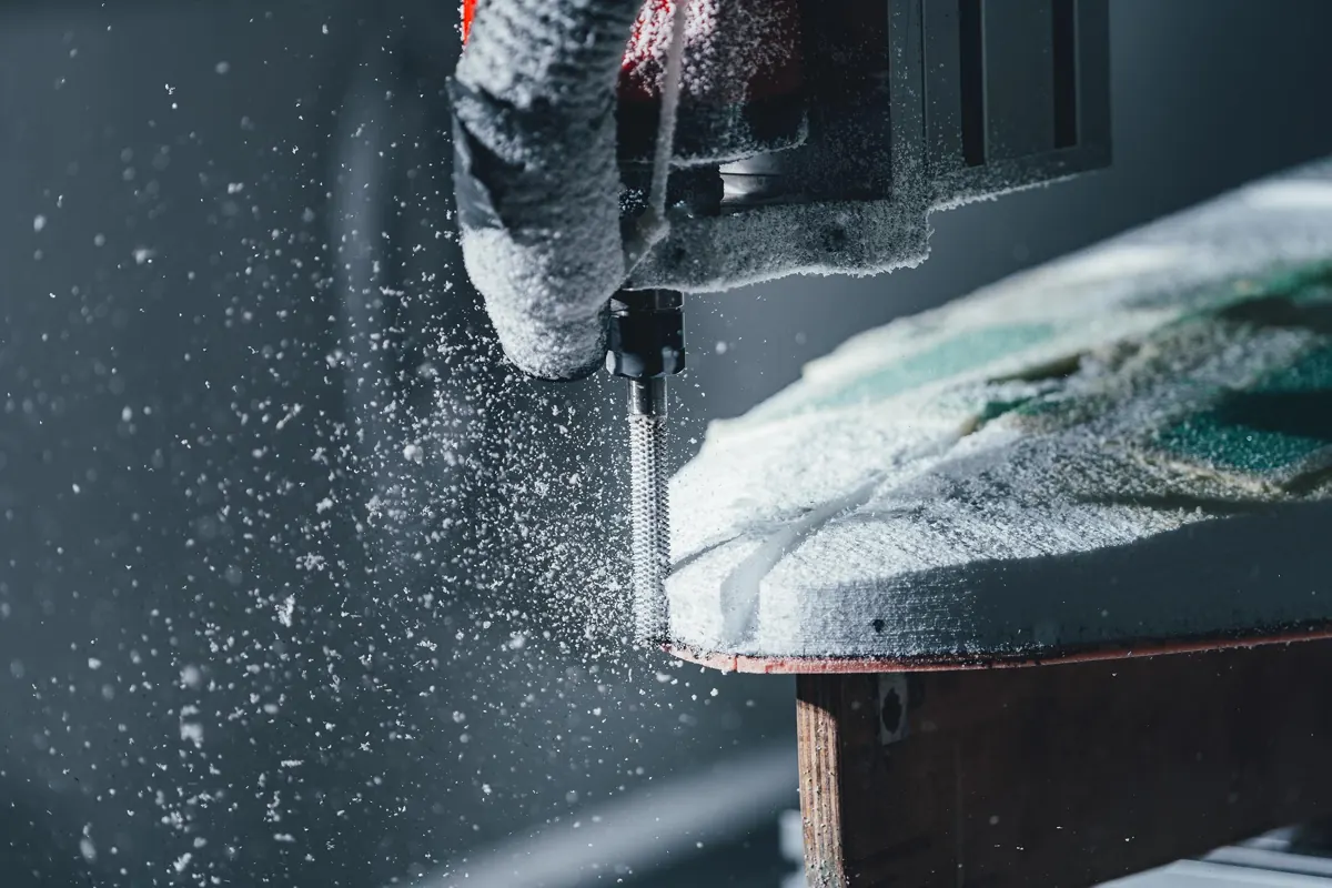 CNC-Fräse schneidet den EPS-Kern, Späne fliegen