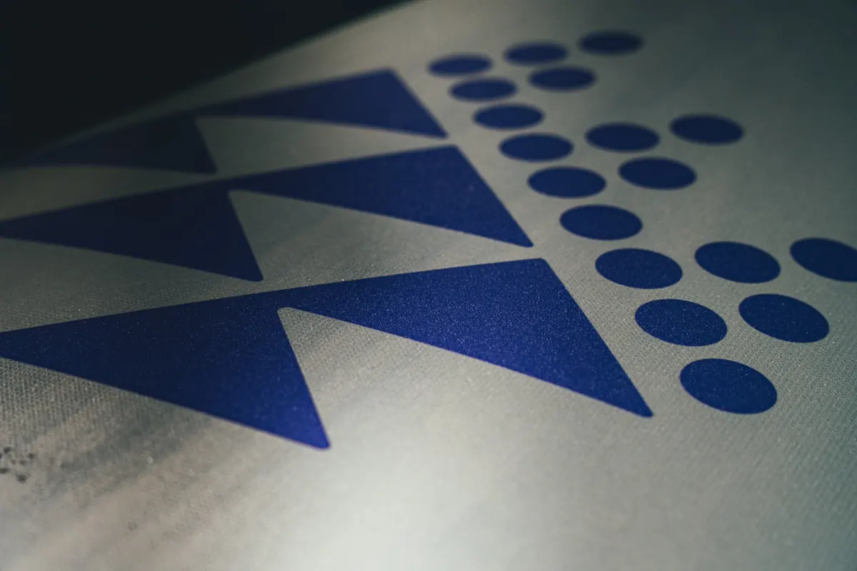 WF-Logo in Markantblau auf Sand-Deck