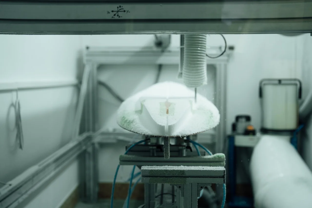 CNC-Fräse schneidet den EPS-Kern